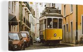 Canvas Schilderij De beroemde gele tram rijdt door Lissabon - 80x40 cm - Wanddecoratie