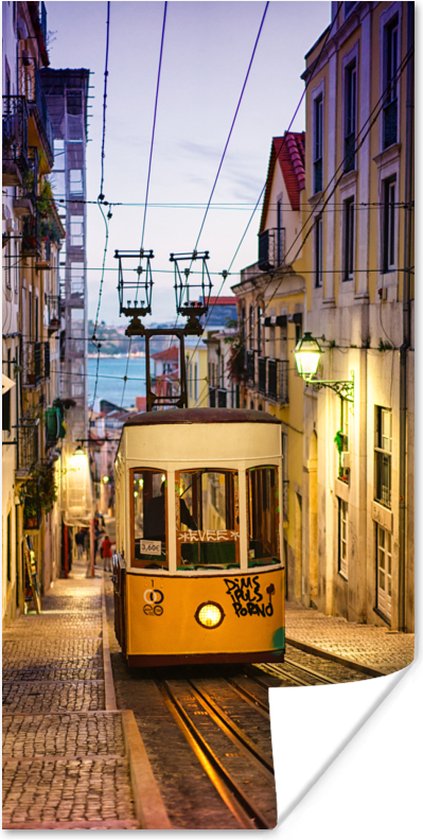 Poster Een kabelbaan van een tram in Lissabon tijdens de avond - 20x40 cm