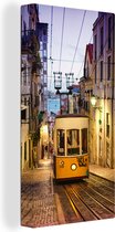 Canvas Schilderij Een kabelbaan van een tram in Lissabon tijdens de avond - 40x80 cm - Wanddecoratie