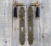 1 antieke deur hardware: 2 x deurkruk met porseleinen handgrepen in zwart, 2 beschermende platen, messing patina, PZ92
