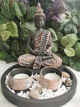 Theelichthouder/ Waxinelichthouder Zentuintje  Mediterende Thaïse Boeddha op schaal met 2 Theelichtjes en keitjes 20cm H