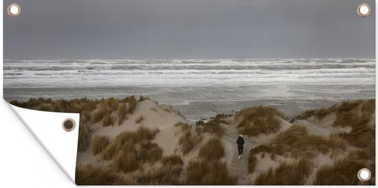 Schuttingposter Uitzicht vanaf de duinen op een donkere hemel op Terschelling - 200x100 cm - Tuindoek