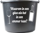 Cadeau emmer – 12 liter – zwart – met tekst: Wijn waarom in een glas als het in een emmer kan