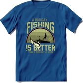 A Bad Day Fishing - Vissen T-Shirt | Groen | Grappig Verjaardag Vis Hobby Cadeau Shirt | Dames - Heren - Unisex | Tshirt Hengelsport Kleding Kado - Donker Blauw - L