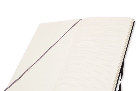 Gedetailleerde close-up van een open zwart Moleskine notitieboek met muzieklijnen.