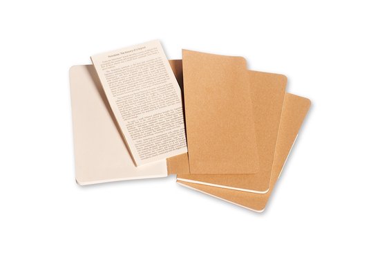Een open notitieboek met crème bladzijden, een bruine insteekhoes en twee bruine kaften, met opgeslagen hoekjes.