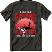 A Bad Day Fishing - Vissen T-Shirt | Rood | Grappig Verjaardag Vis Hobby Cadeau Shirt | Dames - Heren - Unisex | Tshirt Hengelsport Kleding Kado - Donker Grijs - XL