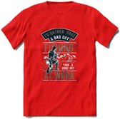 A bad Day Fishing - Vissen T-Shirt | Grijs | Grappig Verjaardag Vis Hobby Cadeau Shirt | Dames - Heren - Unisex | Tshirt Hengelsport Kleding Kado - Rood - S