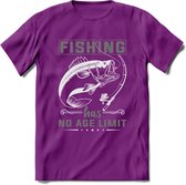 Fishing Has No Age Limit - Vissen T-Shirt | Grijs | Grappig Verjaardag Vis Hobby Cadeau Shirt | Dames - Heren - Unisex | Tshirt Hengelsport Kleding Kado - Paars - XL