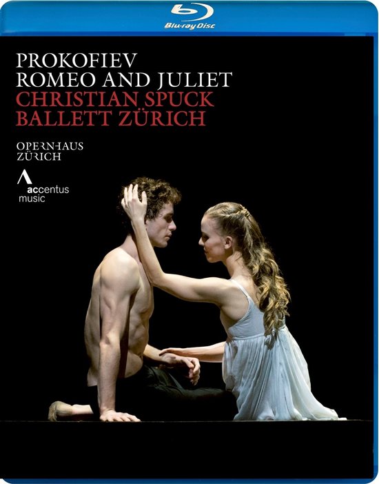 Prominente tekst op zwarte achtergrond: PROKOFIEV ROMEO AND JULIET CHRISTIAN SPÜCK BALLETT ZÜRICH. Een ballerina in wit jurkje zit voor een mannelijke danser met ontbloot bovenlijf.