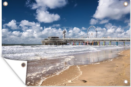 De pier en het strand van Scheveningen, Nederland