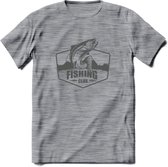 Fishing - Vissen T-Shirt | Grappig Verjaardag Vis Hobby Cadeau Shirt | Dames - Heren - Unisex | Tshirt Hengelsport Kleding Kado - Donker Grijs - Gemaleerd - XL