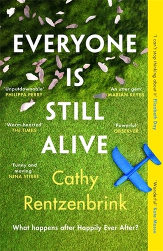 Boekcover 'Everyone Is Still Alive' van Cathy Rentzenbrink. Groene grasachtergrond met vallende bloesemblaadjes en een blauw speelgoedvliegtuigje. De titel is prominent aanwezig.