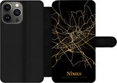 Bookcase Geschikt voor iPhone 13 Pro Max telefoonhoesje - Nîmes - Kaart - Goud - Met vakjes - Wallet case met magneetsluiting