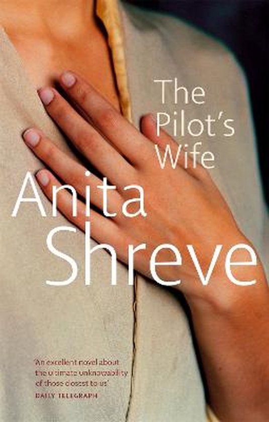 De kaft van het boek 'The Pilot's Wife' van Anita Shreve, met een hand op de borst.
