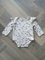 Rompertje baby - babykleding - romper - hartjes print - meisjes - rushes - beige - maat 74 - newborn kleding - babykleding - baby meisje cadeau