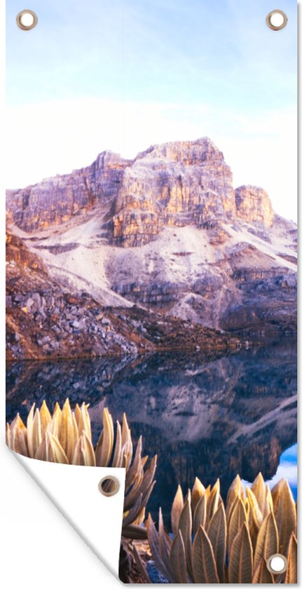 Tuinposter Weerspiegeling van een berg in Colombia - 30x60 cm - Tuindoek - Buitenposter