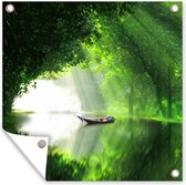 Tuin poster Een boot in een rivier met het omringde groene bos - 200x200 cm - Tuindoek - Buitenposter