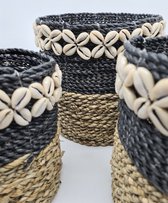 Set van 3 luxe Schelpenmandjes 20x20, 18,5x17, en 16,5x14,5cms. 3 Prachtige manden met schelpen, kunnen ook als bloempot worden gebruikt. Inclusief verzending.