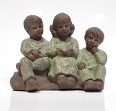 Geert Kunen / Skulptuur / beeld / 2 jongens en 1 meisje met boek - bruin / groen - 19 x 9 x 16 cm hoog.
