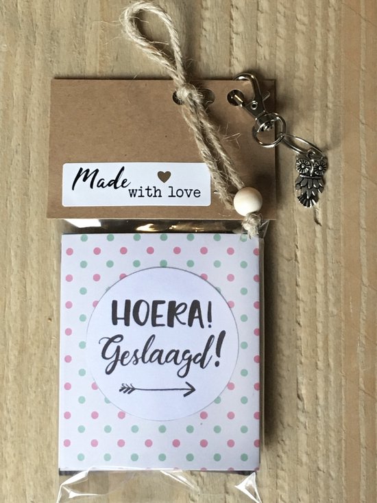 Foto: Thee cadeau met de tekst hoera geslaagd met sleutelhanger en bedeltje 4 verschillende theezakjes geslaagd kadootje theekado school examen rij examen geschenkpakket relatiegeschenk kadopakket