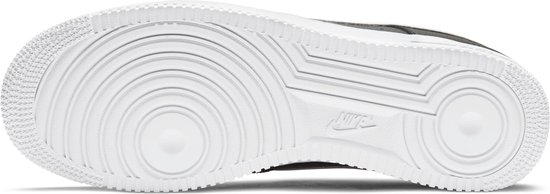 Zool van een zwarte Nike Air Force 1 sneaker met Nike logo.