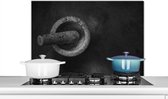 Spatscherm keuken 90x60 cm - Kookplaat achterwand Een zwart wit foto van een vijzel - Muurbeschermer - Spatwand fornuis - Hoogwaardig aluminium