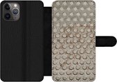 Bookcase Geschikt voor iPhone 11 Pro Max telefoonhoesje - Roest print - Noppen - IJzer - Met vakjes - Wallet case met magneetsluiting