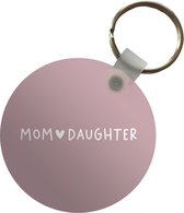 Sleutelhanger - Dochter - Mama - Mom - Daughter - Liefde - Familie - Quotes - Cadeau - Spreuken - Plastic - Rond - Uitdeelcadeautjes