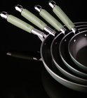 Set van vier lichtgroene koekenpannen met lichtgroene handvatten en zilverkleurige details.