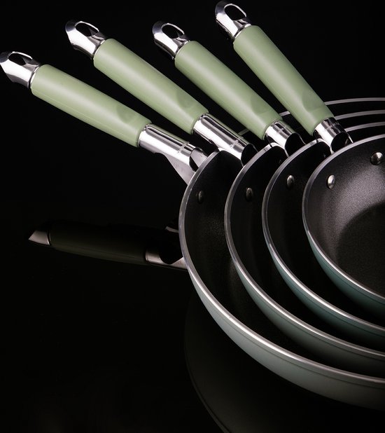 Set van vier lichtgroene koekenpannen met lichtgroene handvatten en zilverkleurige details.