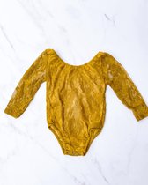 kanten romper okergeel 86 - Baby Cadeau - kraamcadeau - feestelijke outfit baby - romper met kant