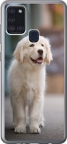 Geschikt voor Samsung Galaxy A21s hoesje - Een Golden Retriever puppy lopend op de stoep - Siliconen Telefoonhoesje