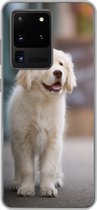 Geschikt voor Samsung Galaxy S20 Ultra hoesje - Een Golden Retriever puppy lopend op de stoep - Siliconen Telefoonhoesje