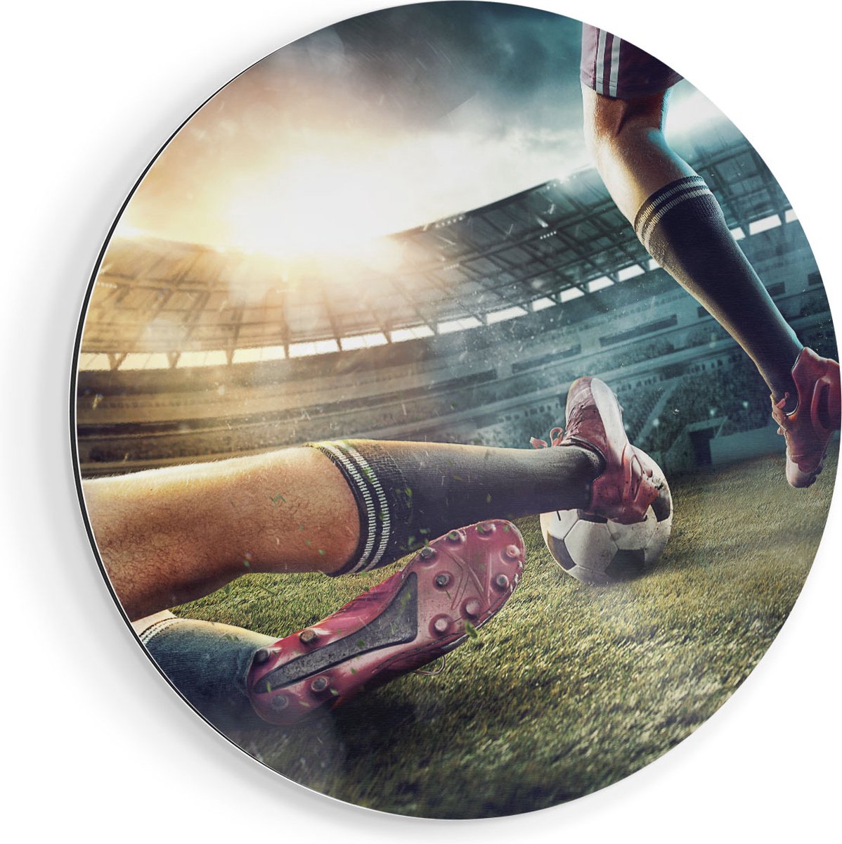 Artaza Dibond Muurcirkel Voetbal Sliding In Het Stadion - Ø 40 cm - Klein - Wandcirkel - Rond Schilderij - Voor Binnen en Buiten