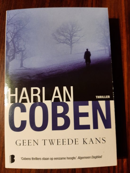 Voorzijde van boek 'Geen Tweede Kans' met een eenzame figuur in mistig landschap. Titel en auteur prominent.