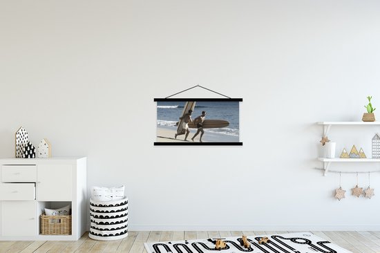 Posterhanger incl. Poster 90x45 cm - Schoolplaat - Vintage strandfoto van twee mannen met surfplanken - Textielposter - Zwarte latten