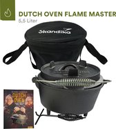 Skandika Dutch Oven Flame Master 7,1 L – Dutch Oven - Gietijzeren pan om in te koken, incl. receptenboek van de Sauerland BBCrew, reeds ingebrand, met voetjes, deksel lifter en dra