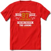 97 Jaar Legend T-Shirt | Goud - Wit | Grappig Verjaardag en Feest Cadeau Shirt | Dames - Heren - Unisex | Tshirt Kleding Kado | - Rood - M