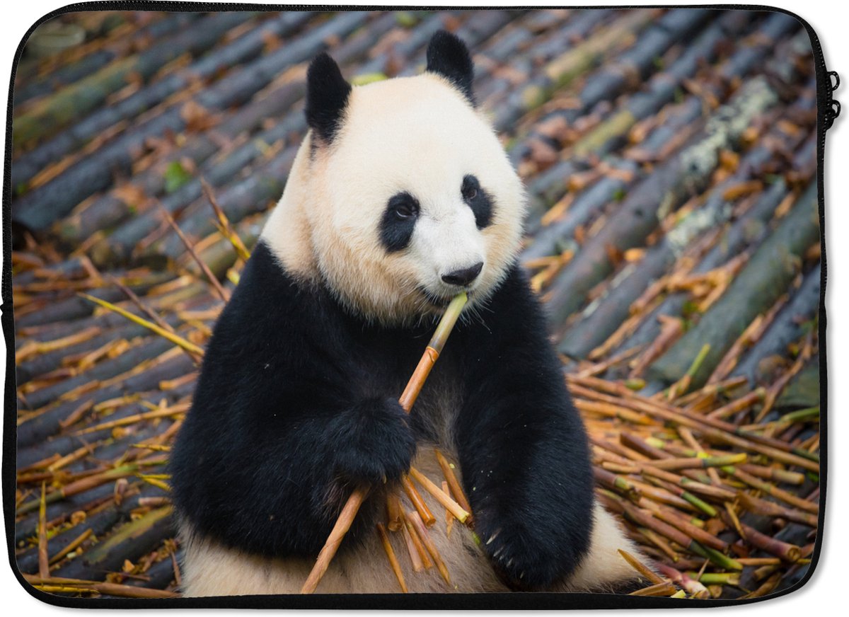 Laptophoes 14 inch 36x26 cm - Panda - Macbook & Laptop sleeve Reuzepanda die bamboe eet - Laptop hoes met foto