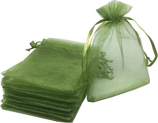 Stapel olijfgroene organzazakjes met trekkoord. Eén zakje staat open en toont de doorschijnende stof.