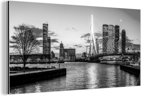 Wanddecoratie Metaal - Aluminium Schilderij Industrieel - Uitzicht op de Erasmusbrug in Rotterdam - zwart wit - 160x80 cm - Dibond - Foto op aluminium - Industriële muurdecoratie - Voor de woonkamer/slaapkamer