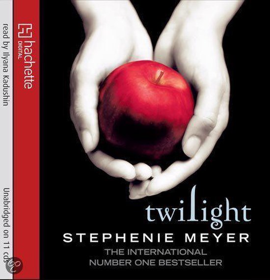 Deux mains tiennent une pomme rouge brillante. Le titre 'Twilight' est écrit dans une police de caractères élégante. 'Stephenie Meyer' est également mentionné.