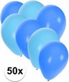 Vijftig ballonnen in lichtblauw en blauw, gerangschikt in een groep.