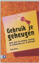 Boek "Gebruik je geheugen" met tekst en een gloeilamp op een notitieblok.