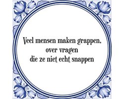Tegeltje met Spreuk (Tegeltjeswijsheid): Veel mensen maken grappen, over vragen die ze niet echt snappen + Kado verpakking & Plakhanger