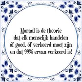 Tegeltje met Spreuk (Tegeltjeswijsheid): Moraal is de theorie dat elk menselijk handelen �f goed, �f verkeerd moet zijn en dat 99% ervan verkeerd is! + Kado verpakking & Plakhanger