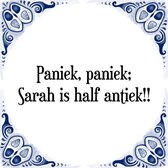 Tegeltje met Spreuk (Tegeltjeswijsheid): Paniek, paniek; Sarah is half antiek!! + Kado verpakking & Plakhanger