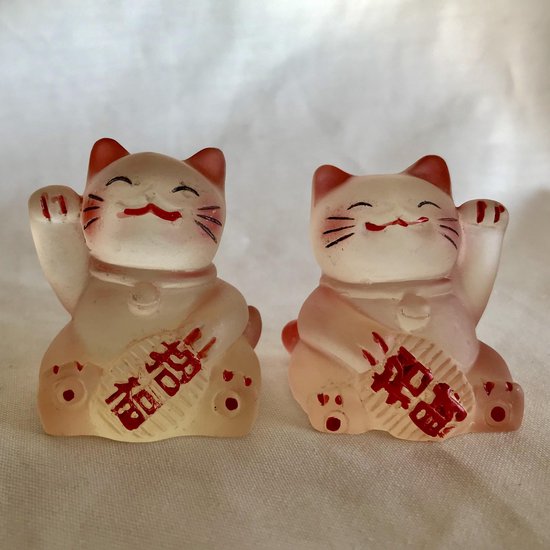 Geluksbrenger Japanse gelukskat-Het geluks katje "maneki neko." set van 2 stuks 3.8x3.8x4.8cm resin handgeschilderde rode kleur katten.