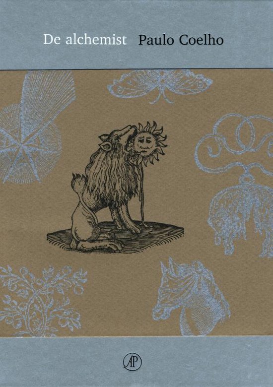 Boekomslag van "De alchemist" door Paulo Coelho met een leeuw die de zon kust, omringd door zilveren illustraties van insecten en dieren.
